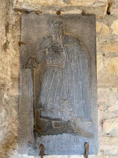 Raffigurazione di San Bernardo quale cavaliere templare, affissa all’ingresso dell’antica sede Abaziale a Seborga